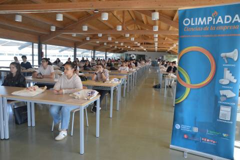 Estudiantes antes del comienzo de la XX Olimpiada de Empresa.